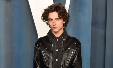 El actor Timothée Chalamet choca contra cámara durante rodaje de un comercial (video)