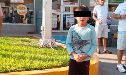 Se les olvidó; abandonan a niño en el Oxxo mientras sus papás iban a la playa