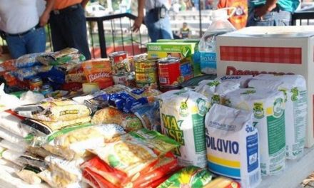 Funcionarios apoyan con despensa a trabajadores de AHMSA