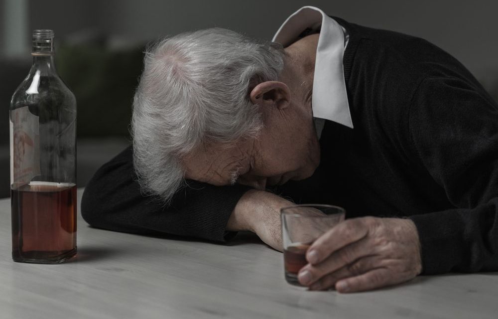 Adultos mayores caen en la drogadicción