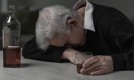 Adultos mayores caen en la drogadicción