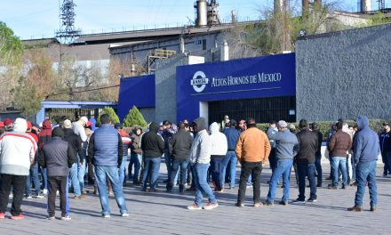 Abuelos protestan en Subdelegación del IMSS en Monclova