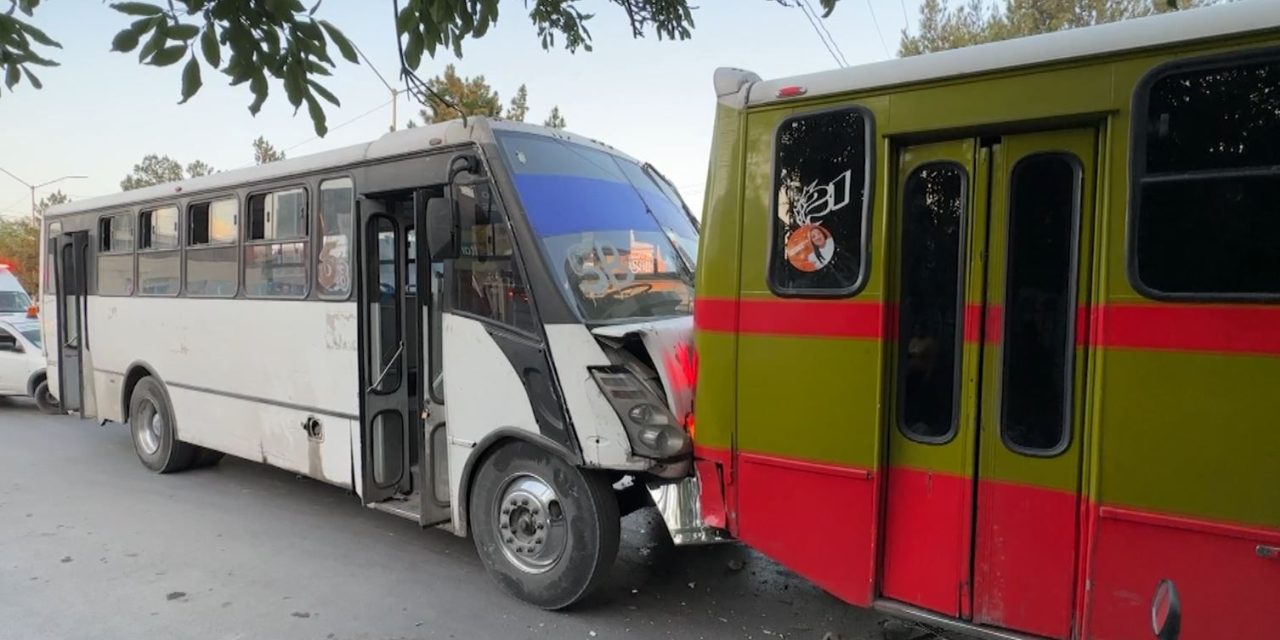 Chocan rutas urbanas en Saltillo; pasajeros sufrieron golpes