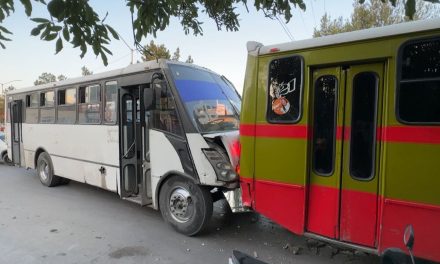 Chocan rutas urbanas en Saltillo; pasajeros sufrieron golpes