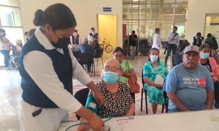 Atiende DIF Acuña salud  de los adultos mayores
