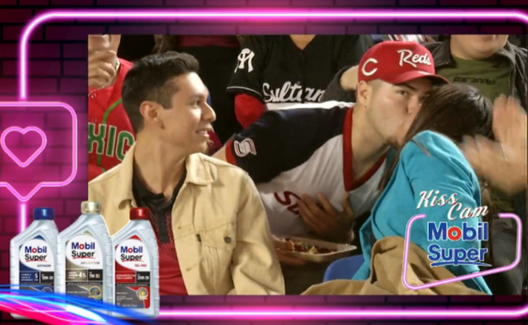 ¿Qué pasó ahí? Besa al hombre sentado atrás en la ‘Kiss Cam’ de estadio (video)
