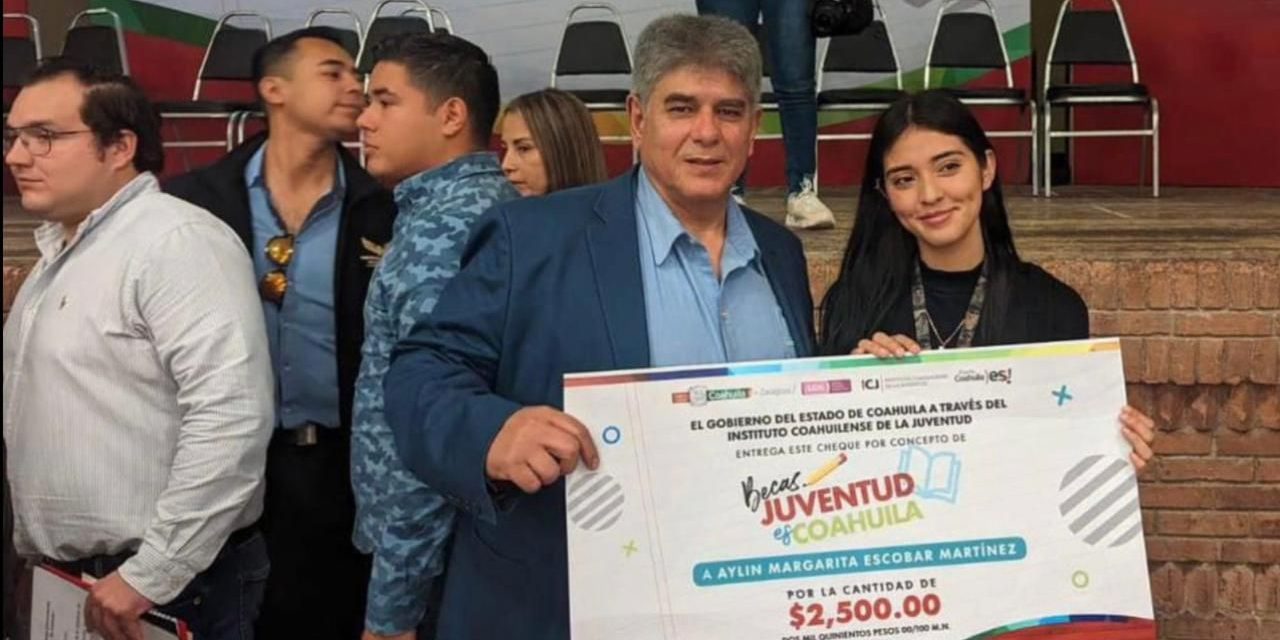 Entregan becas a alumnos de la UTCA en Acuña