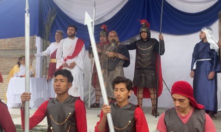 Escenifican viacrucis en la Iglesia Del Rosario en Saltillo