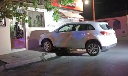 Hombre ‘ahogado en alcohol’  se queda dormido y se estampa en una casa en Saltillo; luego abandona el auto