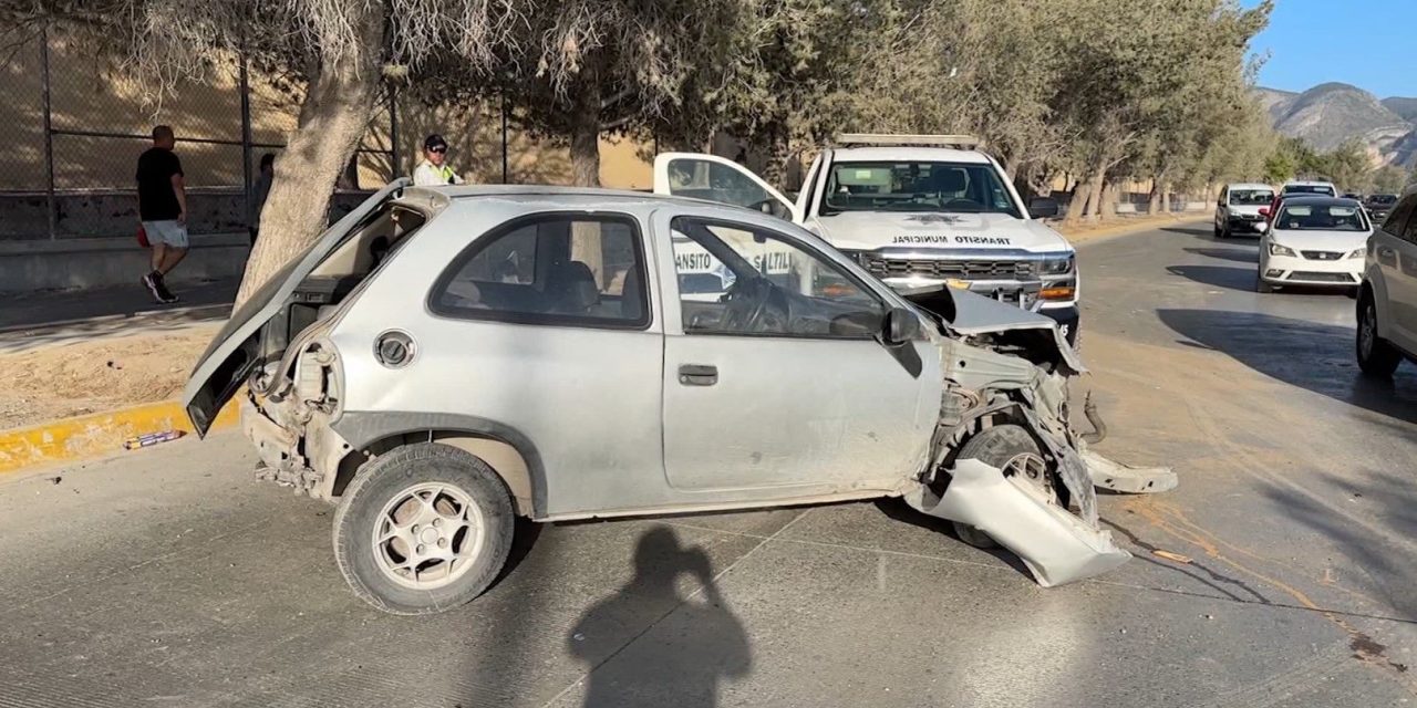 Abandonan carro accidentado que había chocado contra árboles en Saltillo