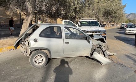 Abandonan carro accidentado que había chocado contra árboles en Saltillo