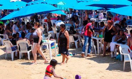 Ejecutan a sujeto en playa de Acapulco ante cientos de turistas