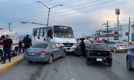 Transporte de personal se lleva de encuentro a tres autos al sur de Saltillo