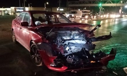 Conductor confunde la luz verde y termina destrozando su automóvil en Saltillo