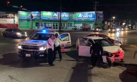 Saltillo: Se pasa la luz roja, embiste a un auto e intenta escapar… la policía lo detiene metros más adelante