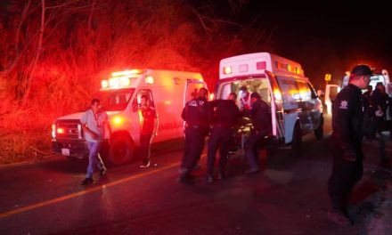 Autobús turístico sufre trágica volcadura en carretera de Nayarit donde murieron 18 personas