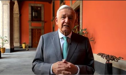 ‘Se me complicó el covid’, asegura AMLO en reaparición