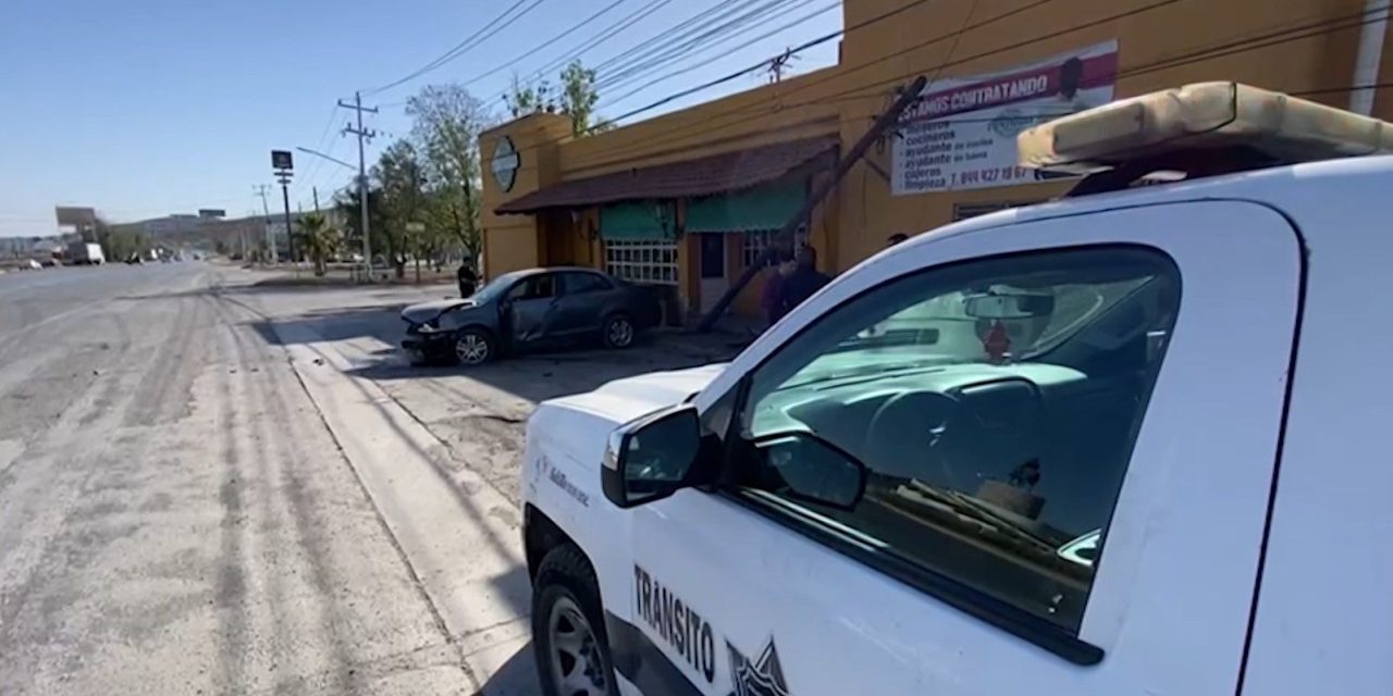 Saltillo: Le cierran el paso y chocó contra restaurante; ‘Apenitas la libró’