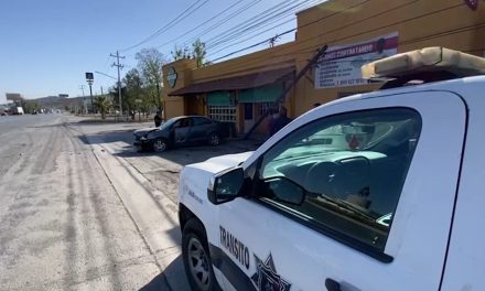 Saltillo: Le cierran el paso y chocó contra restaurante; ‘Apenitas la libró’