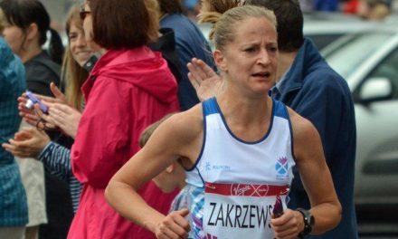 Atleta es descalificada de un ultramaratón en Inglaterra…¡por hacer el último tramo en auto!