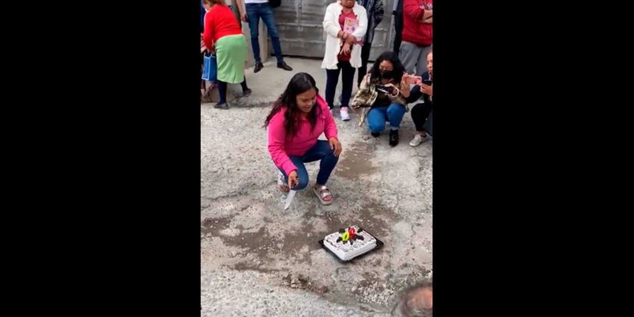 Celebran con pastel y mañanitas los 20 años de un bache en Pachuca