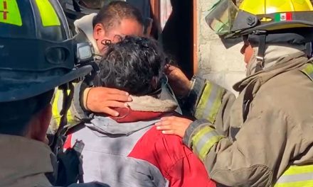 Intenta quemar basura y se le sale de control en la colonia Puerto de la Virgen de Saltillo