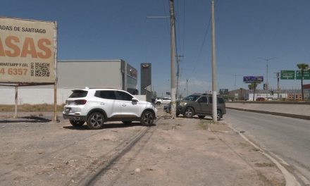 Bloquean la banqueta por falta de estacionamiento en Agencia Chirey de Saltillo