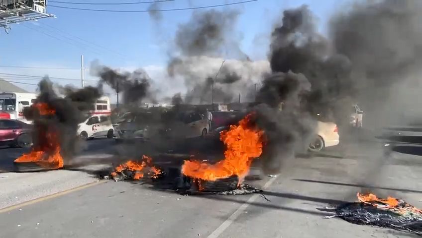 Trabajadores de AHMSA toman la carretera 57; exigen pago de su salario y otras prestaciones atrasadas
