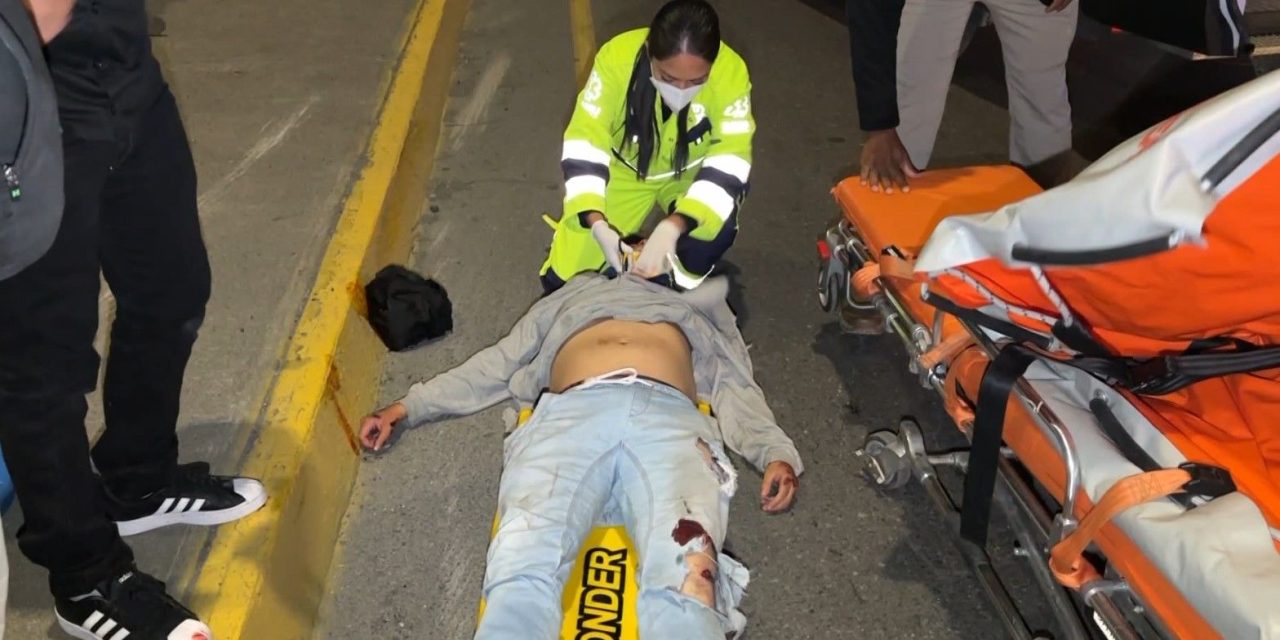Joven cae aparatosamente de una moto en Saltillo y sufre lesiones de consideración