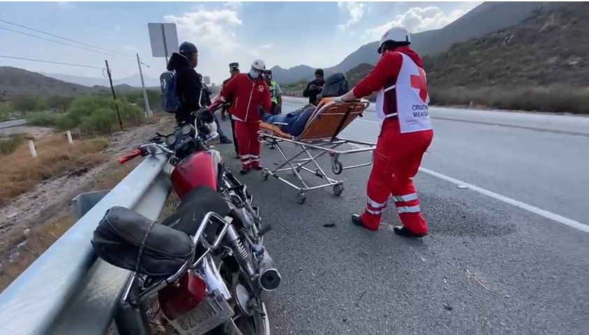 Se les poncha la llanta de su moto en la Saltillo-Torreón y terminan accidentados