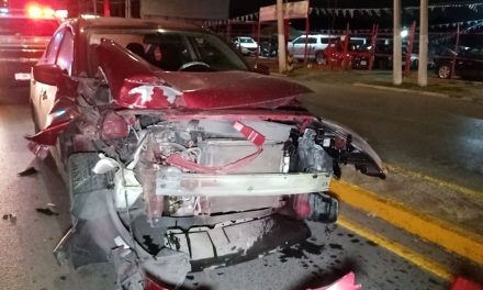 Conductor choca por transitar a exceso de velocidad en Saltillo