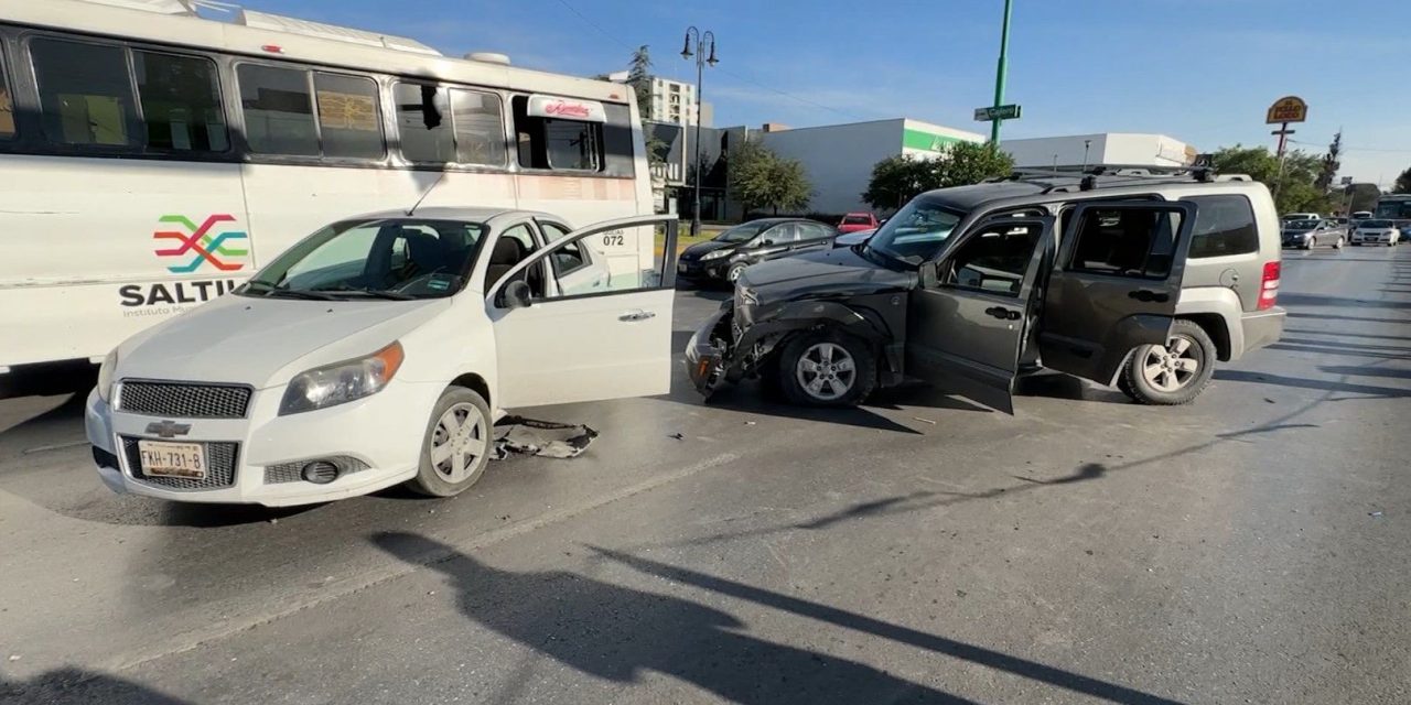 Saltillo: Se genera caos en V. Carranza tras un choque múltiple