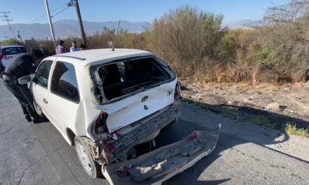 Transporte de personal no guardó distancia y termina chocando un auto en Saltillo