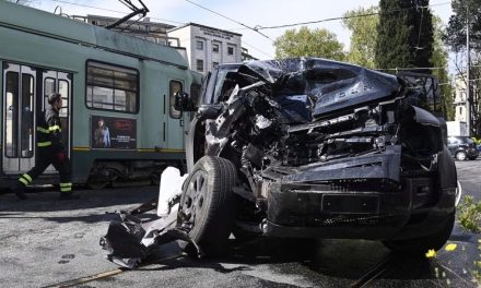 Video: Futbolista de la Lazio choca con un tranvía y destroza su auto mientras viajaba con sus hijas