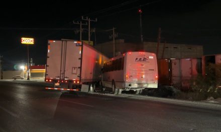 Transporte de personal colisiona contra trailer en Saltillo