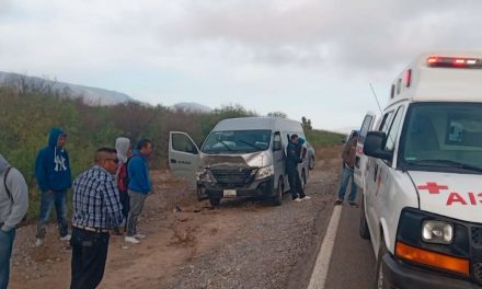Conductor termina en hospital tras impactarse con ganado en la carretera Parras-General Cepeda