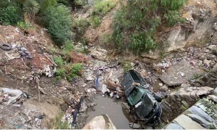 Aguacero en Saltillo ocasiona que dos vehículos terminaran en un arroyo al ser arrastrados por la corriente
