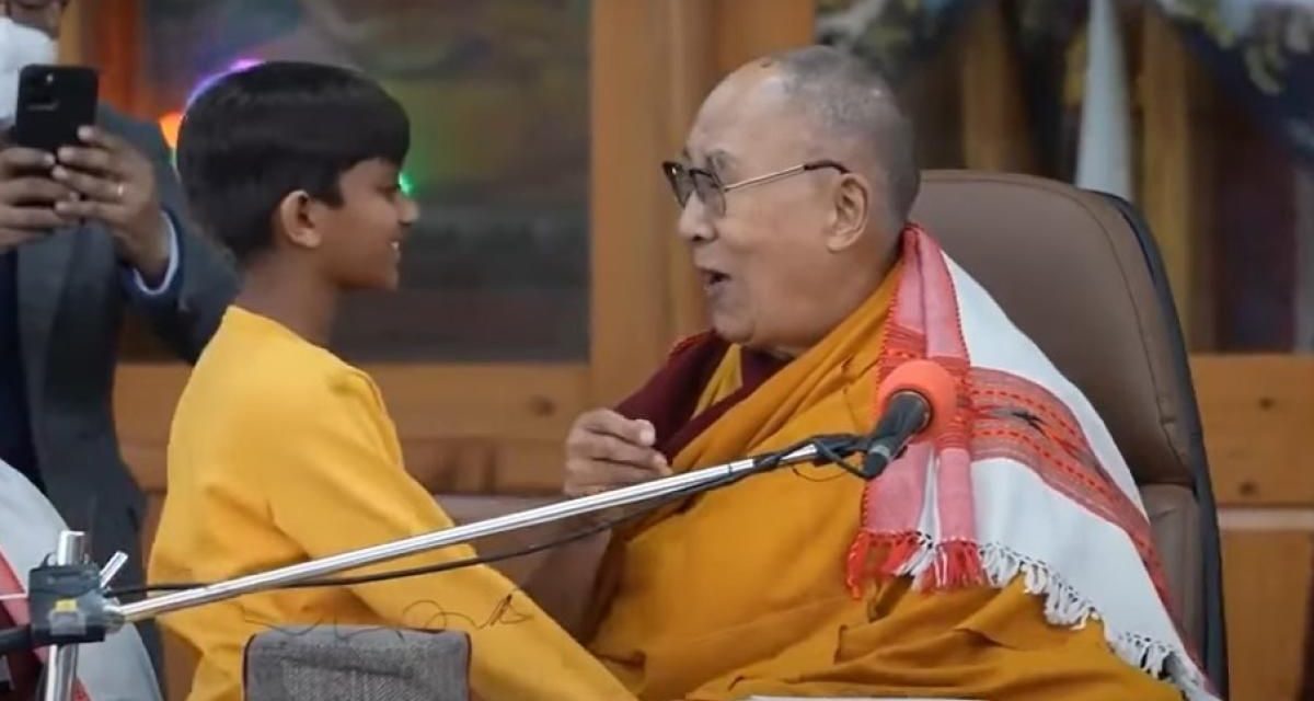 Dalai Lama pide disculpas por pedirle a niño que le chupe la lengua