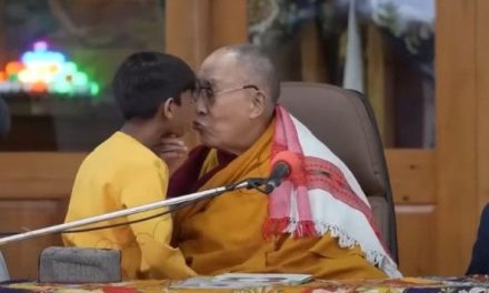 Video: Dalai Lama causa controversia al besar en la boca a un menor… también le pide que le chupe su lengua