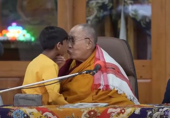 Video: Dalai Lama causa controversia al besar en la boca a un menor… también le pide que le chupe su lengua