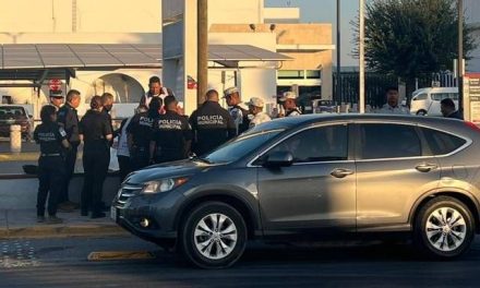 Le disparan a una pareja en Torreón y piden ayuda afuera del Aeropuerto