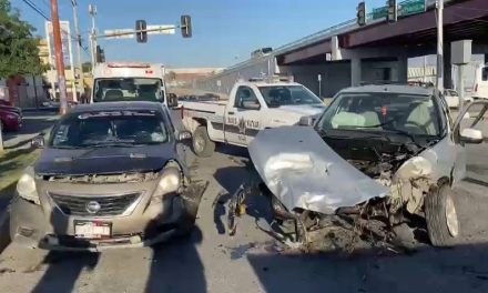 Lo encandila el sol y provoca accidente en Saltillo