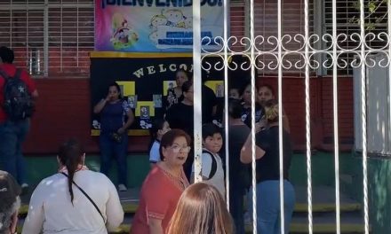 Padres de familia se manifiestan en primaria de Saltillo; exigen destitución de la directora
