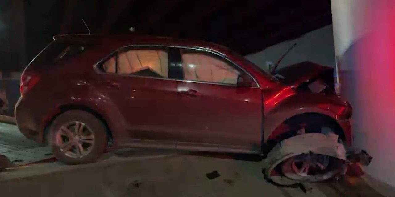 Ebrio se estrella contra puente vehicular en Saltillo y termina en el hospital