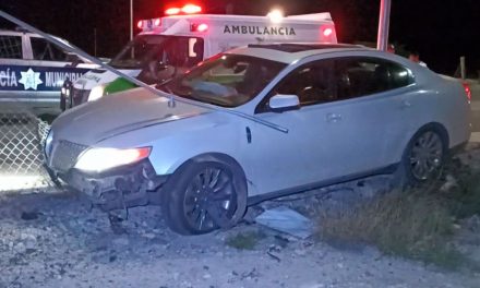 Saltillo: Falla mecánica lo hace chocar, acabó dentro de propiedad privada
