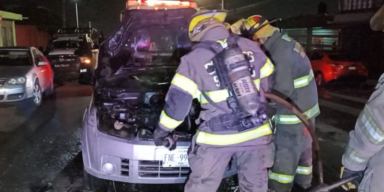 Falla mecánica hace arder a un automóvil en Saltillo