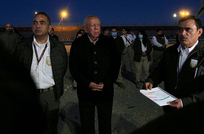 Citan a comparecer a Garduño por muerte de 40 migrantes en Ciudad Juárez