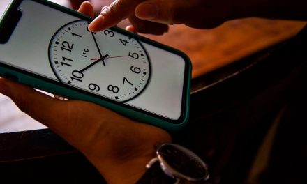 Celulares ‘trolean’ a usuarios por desaparición del Horario de Verano