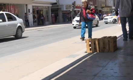 Colocan huacales ante falta de rejillas en banquetas del centro de Saltillo