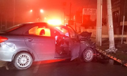 Saltillo: Joven ebrio derriba poste en Colosio, huye y su papá lo protege y reemplaza